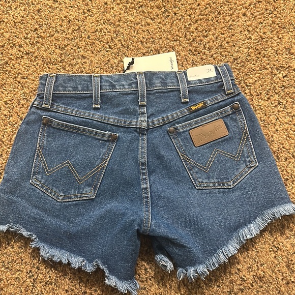 Woman’s wrangler shorts - Picture 2 of 2